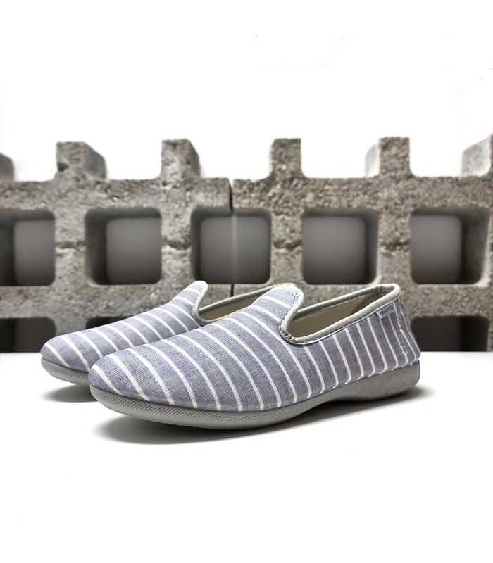 Zapatillas casa marinera gris de Garrido Muro con rayas, vista exterior. Ideal para verano y confort en casa