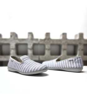 textil azul claro con rayas blancas de las zapatillas casa marinera gris de Garrido Muro, para frescura y comodidad