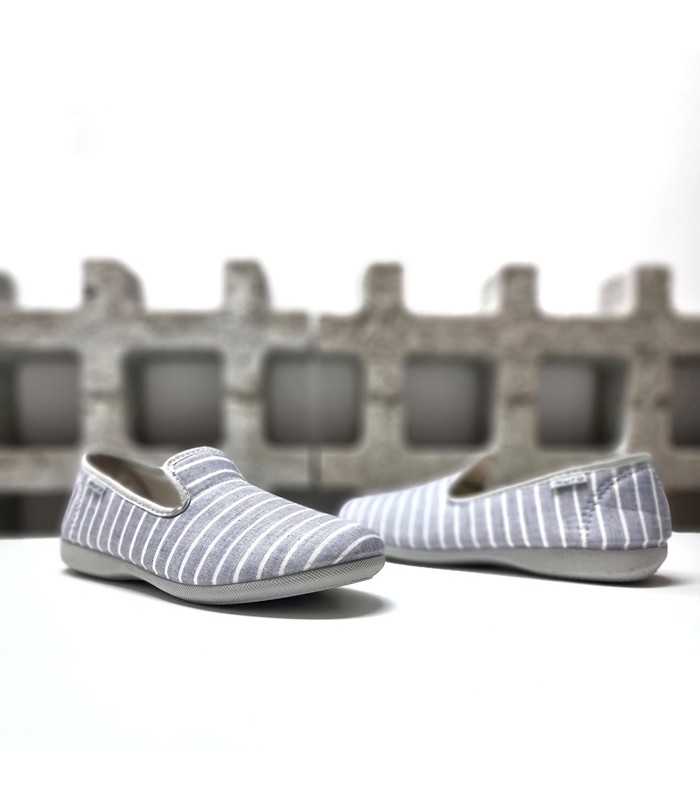 textil azul claro con rayas blancas de las zapatillas casa marinera gris de Garrido Muro, para frescura y comodidad
