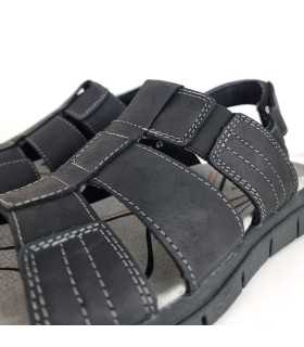Detalle piel negra con costuras sandalia hombre Vicmart.