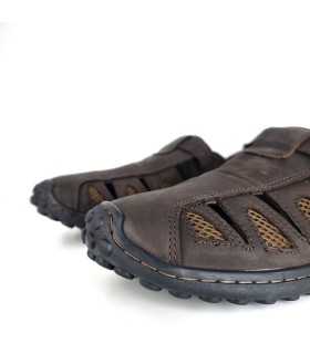 Detalle de puntera cerrada de sandalia cómoda verano hombre