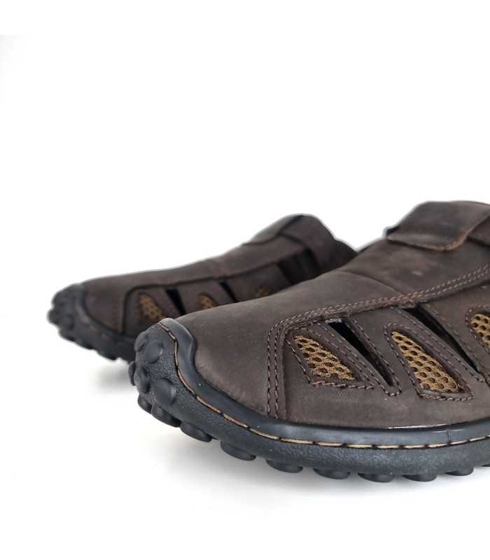 Detalle de puntera cerrada de sandalia cómoda verano hombre