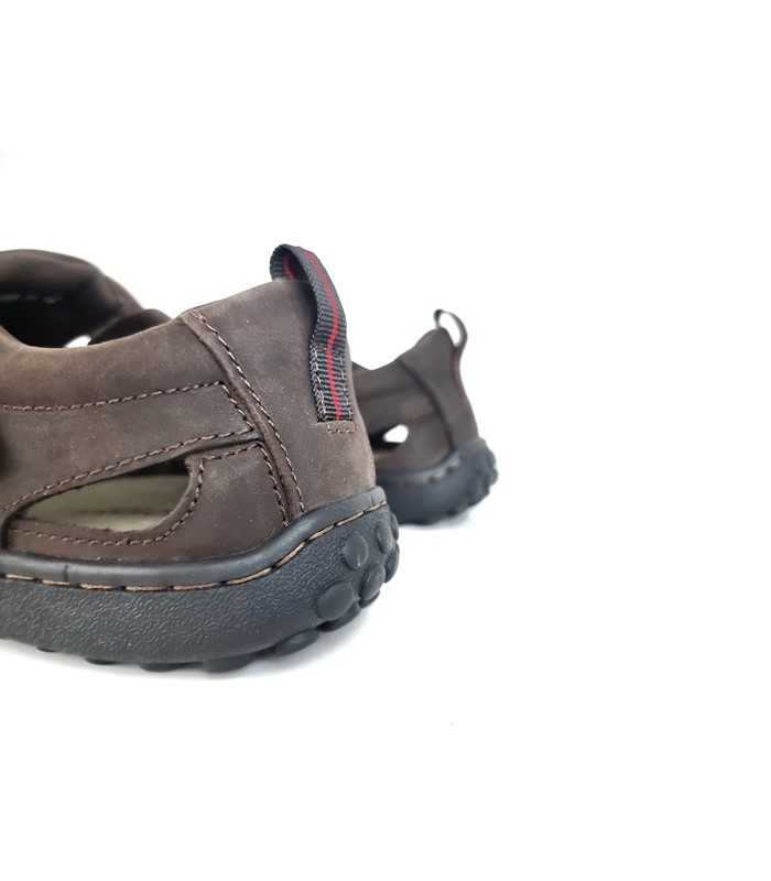 Vista trasera de sandalia ligera casual hombre