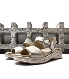 Sandalia Ambar con doble velcro en color beige, ideal para pies delicados.