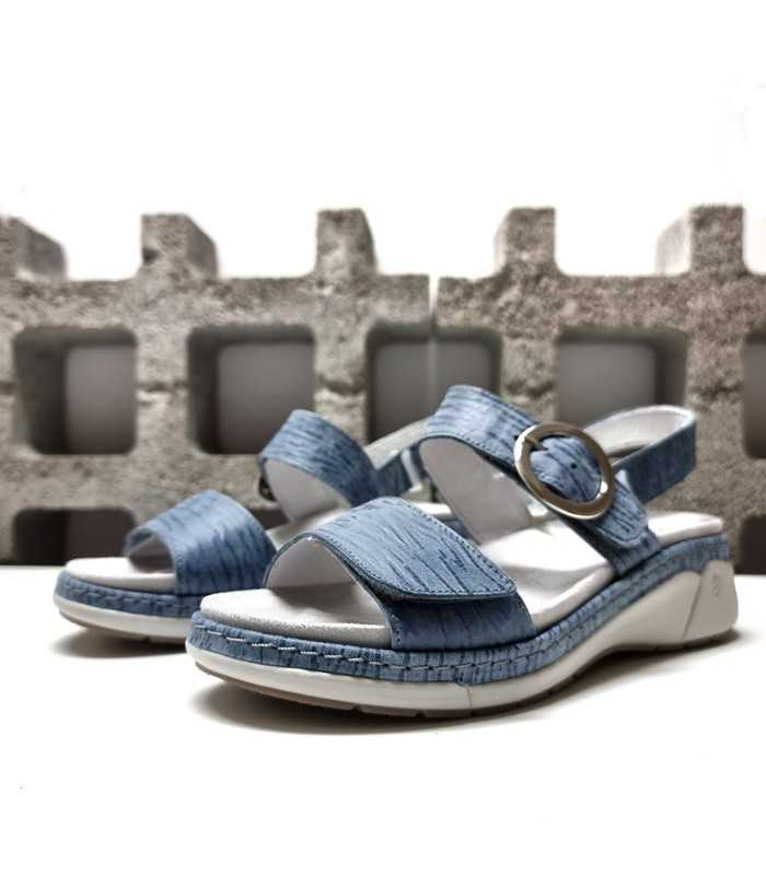 Sandalia Ambar azul con doble velcro y diseño elegante y práctico.