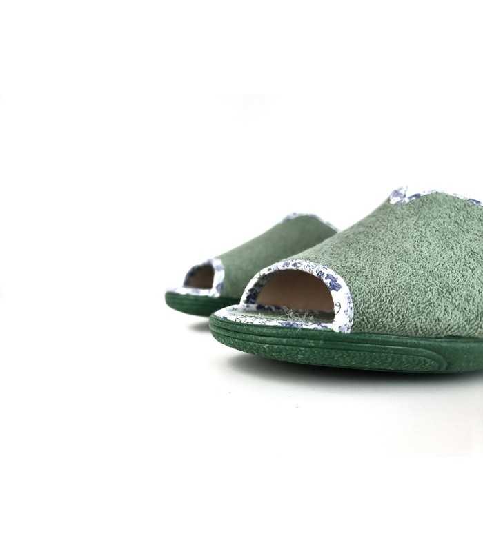 Zapatillas casa Pinki verde de Cabrera, detalle de puntera abierta.