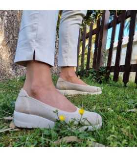 Zapato salón cuña textil de Treintas beige