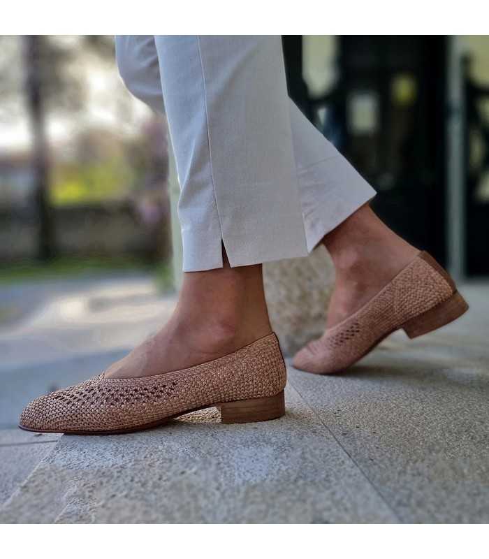 Zapatos salón plano rafia elástica marrón puesto en los pies de perfil