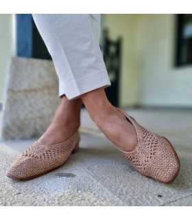 Zapatos salón plano rafia elástica marrón puesto en los pies de frente