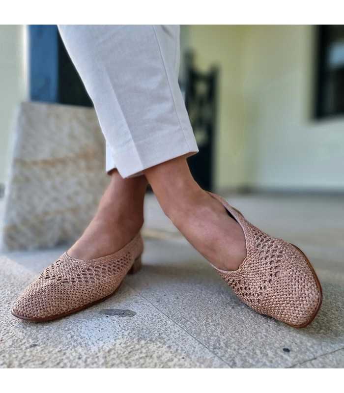 Zapato salón plano rafia elástica marrón puesto en los pies de frente