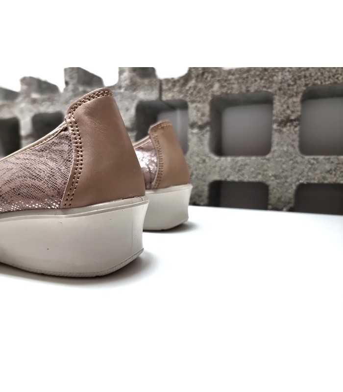 Zapato salón textil adaptable cuña oro rosa de Laura Azaña, vista trasera