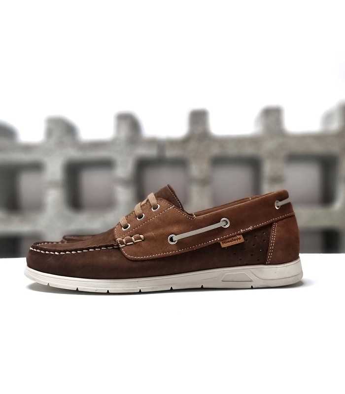Zapato náutico piel marrón de Himalaya, visto de perfil