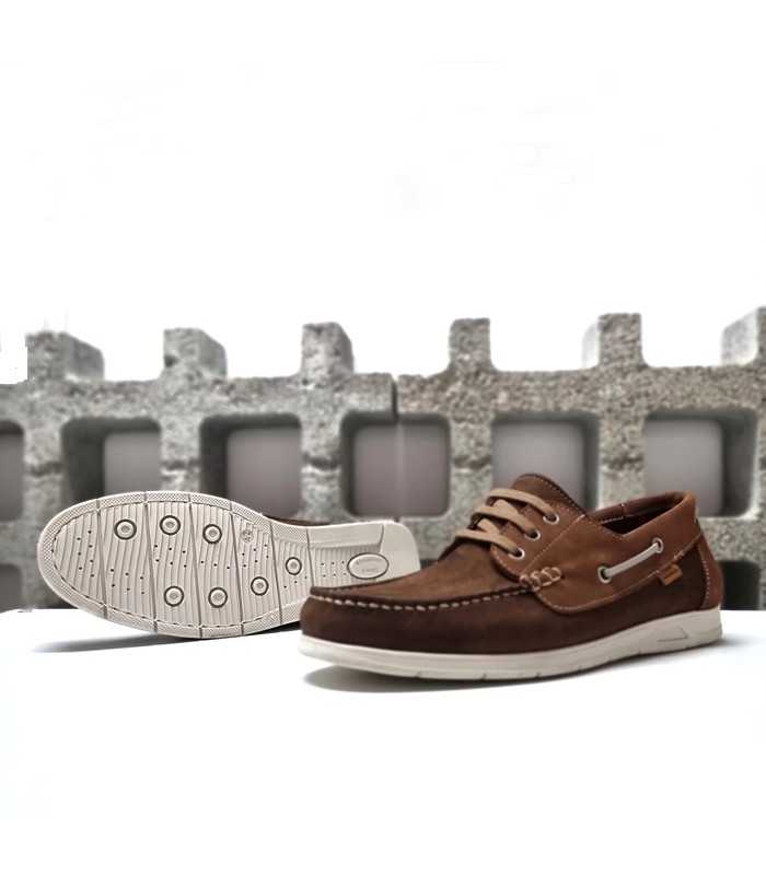 Zapato náutico piel marrón con suela antideslizante.