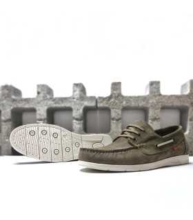 Zapato náutico piel verde con suela antideslizante.