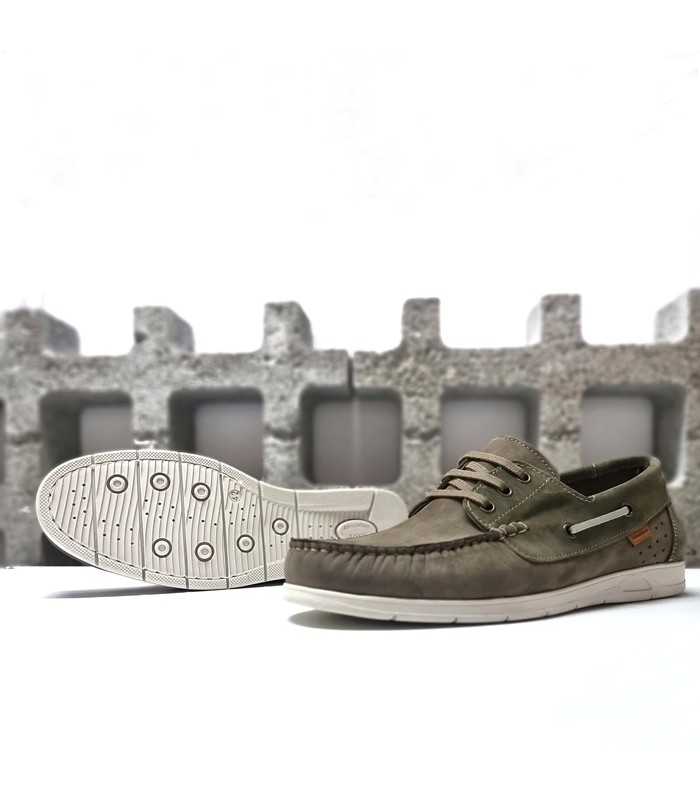 Zapato náutico piel verde con suela antideslizante.