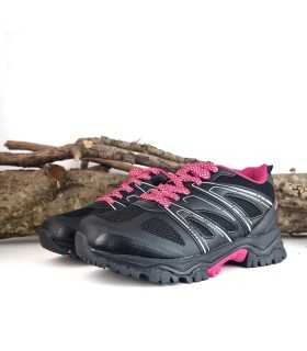 Vista de medio perfil de la zapatillas senderismo Espadán negra mujer de Paredes