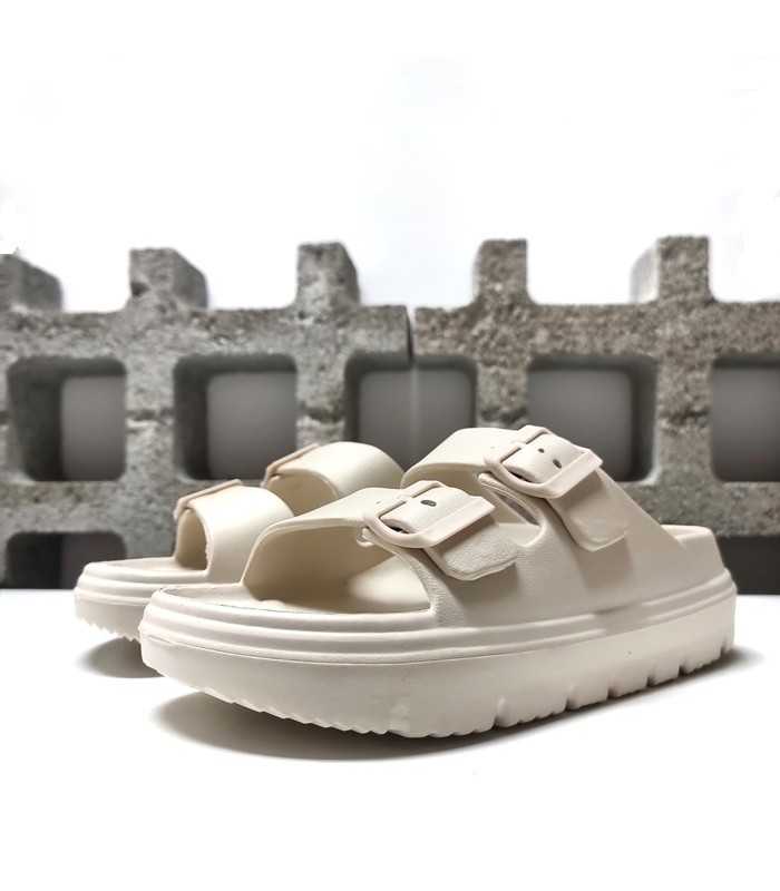Vista de perfil en color beige de chanclas Nicoboco