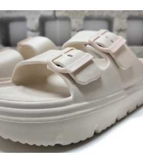 Detalle de hebillas ajustables en chancla beige Nicoboco