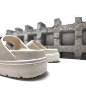 Plataforma ligera de 3.50 cm en sandalia playa beige