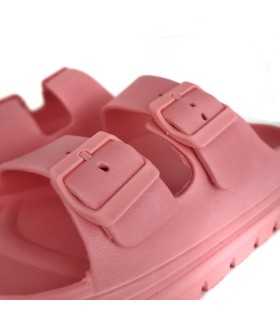 Detalle de hebillas ajustables en chancla rosa de Nicoboco