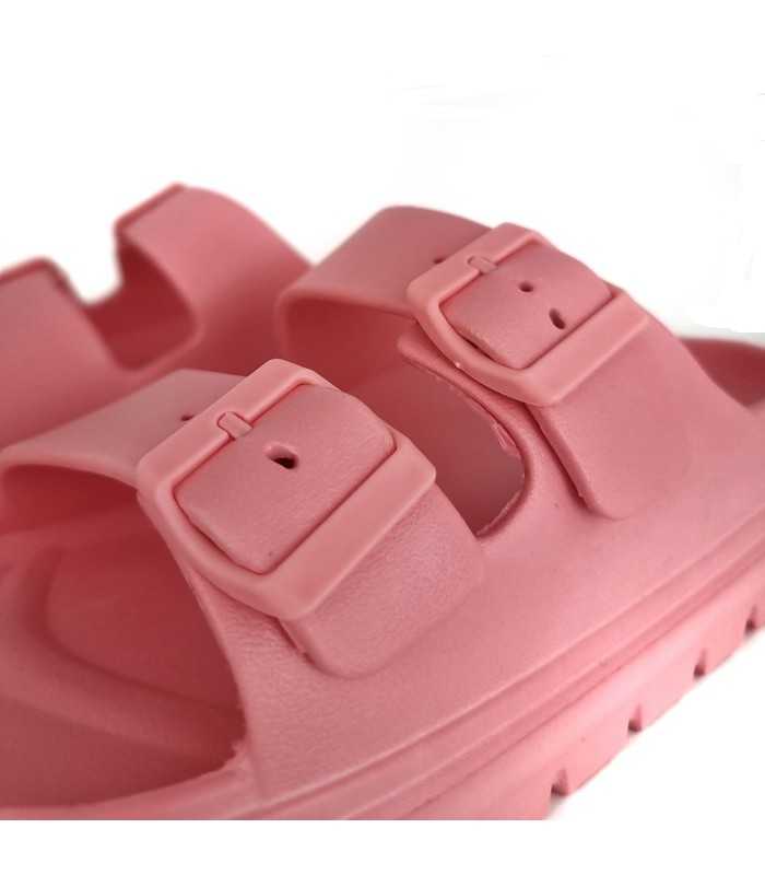 Detalle de hebillas ajustables en chancla rosa de Nicoboco
