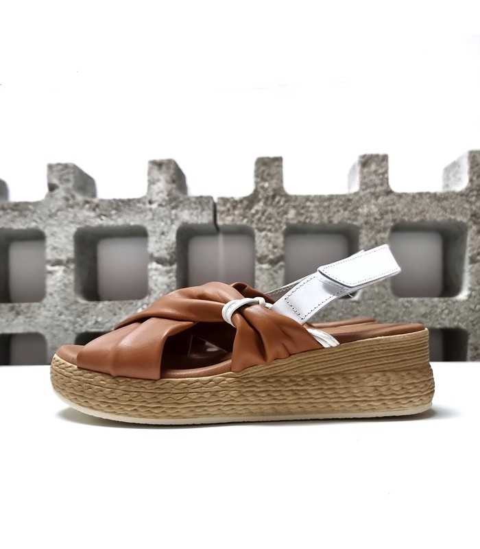 sandalias piel marrón mujer plataforma vista perfil