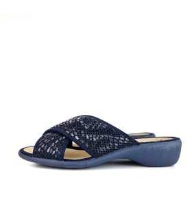 Vista lateral de la zapatilla azul pinki con cuña de Gema García en beige. Un diseño cómodo y fresco para casa.