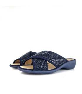 Vista en pareja de la zapatilla casa pinki con cuña, disponible en beige y azul marino. Ligera y transpirable.