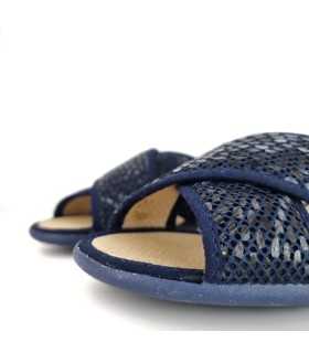 Primer plano de la pala cruzada textil, que aporta un ajuste cómodo y seguro al pie de zapatilla azul