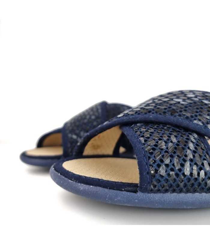 Primer plano de la pala cruzada textil, que aporta un ajuste cómodo y seguro al pie de zapatilla azul