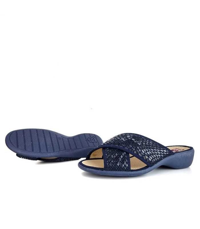 Detalle de la suela antideslizante y el corte textil transpirable. Pensada para una pisada estable y cómoda de zapatilla azul