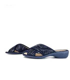 Vista de los dos perfiles de zapatilla con cuña azul.