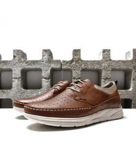 Vista lateral del zapato de piel marrón para hombre – Comodidad y estilo asegurados.