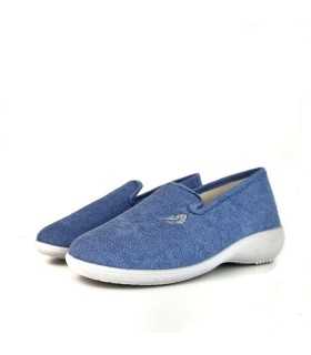 Zapatillas casa cerrada cuña rizo azul de Plumaflex, vista de medio lado