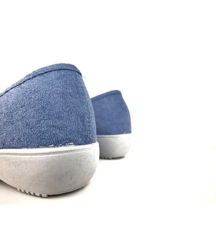 Detalle de la cuña de 1.00 cm en la meseta y 2.00 cm en la parte trasera de la zapatilla.