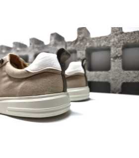 Vista trasera de la zapatilla Viver de Paredes beige