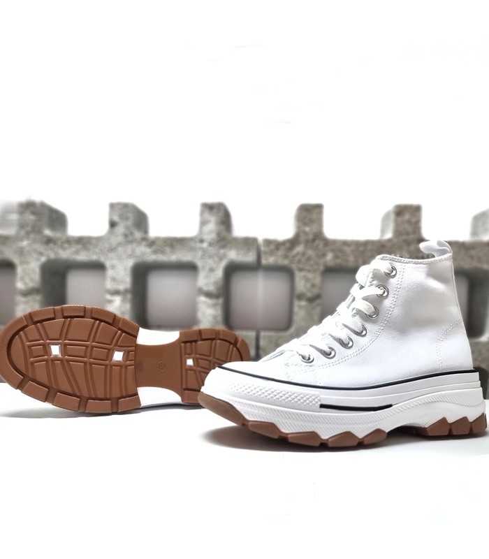 Foto del detalle de la plataforma:
Plataforma de 5 cm en bota sneaker mujer casual