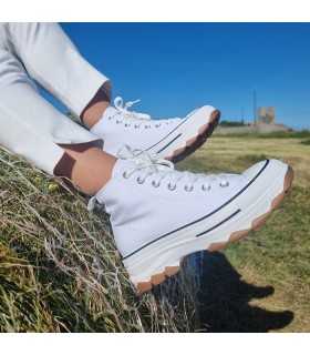Botas sneaker plataforma lona blanca mujer puestas en modelo