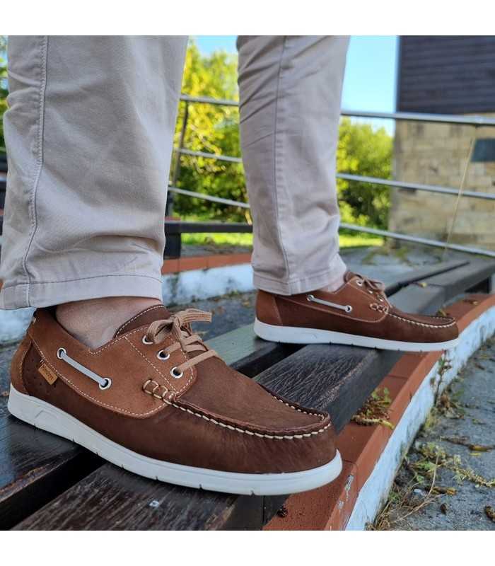 Zapato náutico puesto en un hombre combinado con pantalon beige