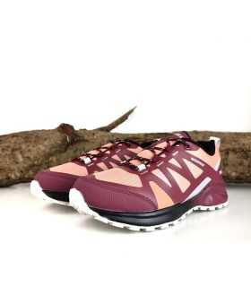 Imagen de medio perfil: Detalle lateral de la zapatillas trekking Arantxa burdeos mujer