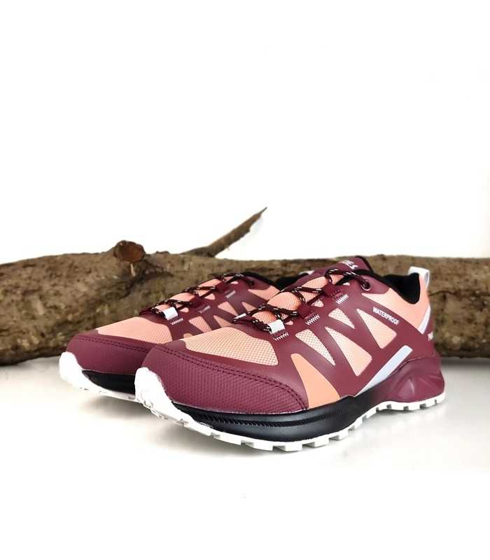 Imagen de medio perfil: Detalle lateral de la zapatillas trekking Arantxa burdeos mujer