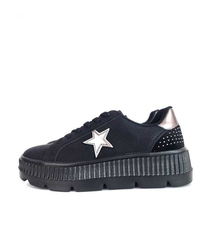 Vista lateral del tenis negro con plataforma , mostrando la altura de la suela y la estrella decorativa en el lateral.