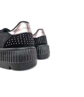Detalle del talón de Zapatilla negra con plataforma