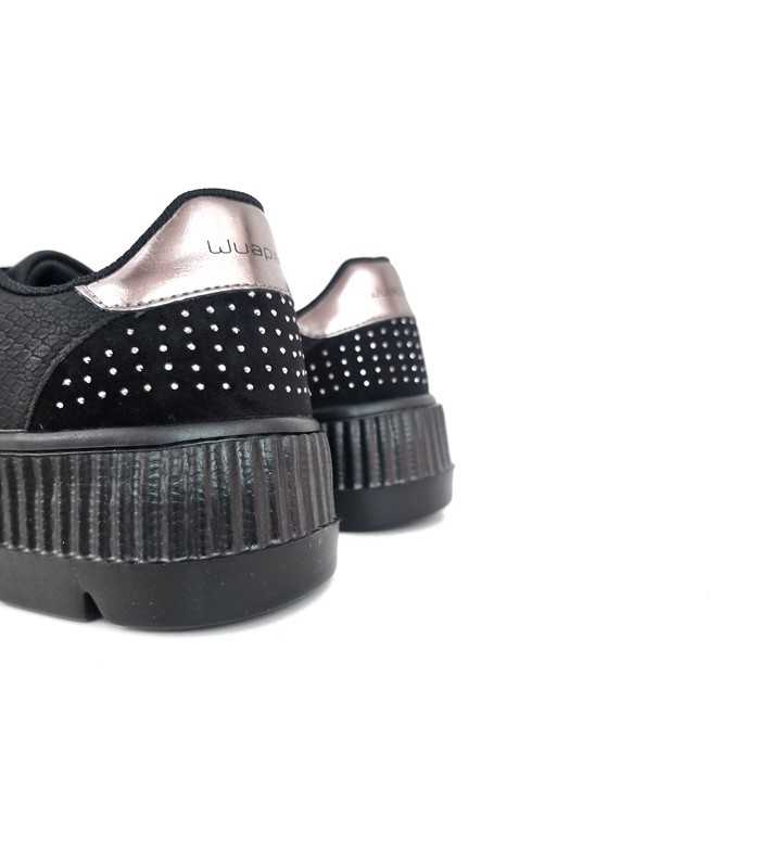 Detalle del talón de Zapatilla negra con plataforma