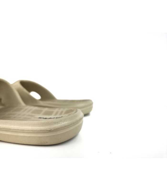 Chanclas de EVA ecológicas color beige, transpirables y cómodas, vista trasera