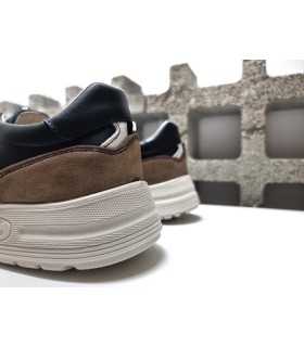 Vista trasera del diseño deportivo del zapato azul Barak.