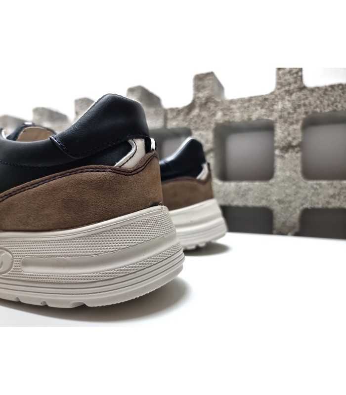 Vista trasera del diseño deportivo del zapato azul Barak.