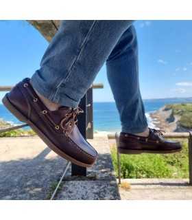 Náuticos marrones de piel puestos, ideales para un look casual.