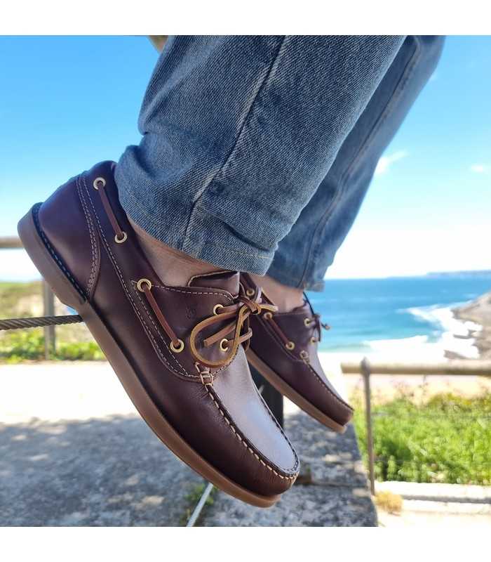 Náuticos marrones de piel puestos, ideales para un look casual de rebajas