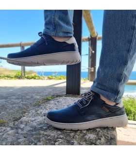 Zapato casual ultralight Adam para hombre de Baerchi puestos en un modelo combinados con vaqueros